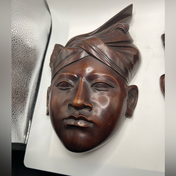 Vintage Balinese wood carvings of a man & woman in the National Headdress - Picture 14 of 17